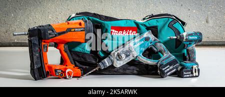 Set von Werkzeugen für Gipskarton, Split-Nagelpistole und Makita-Bohrer. Stockfoto