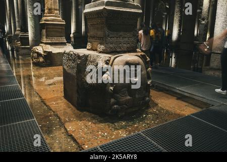 Yerebatan - Säule mit invertierter Medusa-Kopfbasis in der Basilica-Zisterne. Selektiver Fokus medusa Kopf. Stockfoto