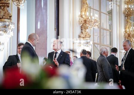 Prag, Tschechische Republik. 07. Oktober 2022. Bundeskanzler Olaf Scholz (SPD) und bulgarischer Präsident Rumen Radev (l) nehmen am informellen EU-Gipfel Teil. Themen sind der Krieg Russlands gegen die Ukraine, die Energiekrise und die wirtschaftliche Lage. Quelle: Kay Nietfeld/dpa/Alamy Live News Stockfoto