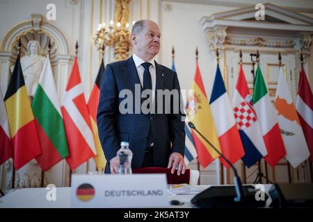 Prag, Tschechische Republik. 07. Oktober 2022. Bundeskanzler Olaf Scholz (SPD) nimmt am informellen EU-Gipfel Teil. Themen sind der Krieg Russlands gegen die Ukraine, die Energiekrise und die wirtschaftliche Lage. Quelle: Kay Nietfeld/dpa/Alamy Live News Stockfoto