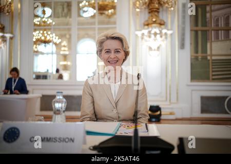 Prag, Tschechische Republik. 07. Oktober 2022. Ursula von der Leyen, Präsidentin der Europäischen Kommission, nimmt am informellen EU-Gipfel Teil. Themen sind der Krieg Russlands gegen die Ukraine, die Energiekrise und die wirtschaftliche Lage. Quelle: Kay Nietfeld/dpa/Alamy Live News Stockfoto