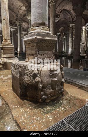 Yerebatan - Säule mit invertierter Medusa-Kopfbasis in der Basilica-Zisterne. Selektiver Fokus medusa Kopf. Stockfoto