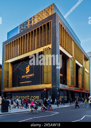 Outernet London Jetzt Bauentwicklung, West End London. Umfasst einen Veranstaltungsort für Musik mit 2000 Plätzen, eine Galerie, ein Hotel, Geschäfte und Apartments. 2022 Eröffnet. Stockfoto