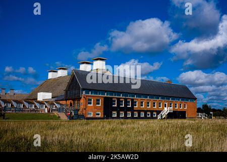 Snape Maltings Concert Hall in Snape Suffolk, Großbritannien. Mältings-Gebäude aus dem 19.. Jahrhundert sind heute ein Kunstkomplex. Veranstaltet das Aldeburgh Music Festival. Stockfoto