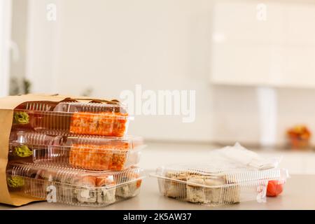 Makizushi-Mahlzeit zum Mitnehmen, California, Shrimp Tempura und Thunfischbrötchen, mit Sojasoße, Eingelegter Ingwer und Miso-Suppe. Stockfoto
