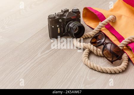 Reise Zubehör Kostüme. Pässe, Gepäck, die Kosten für die Anreise Karten für die Reise vorbereitet Stockfoto