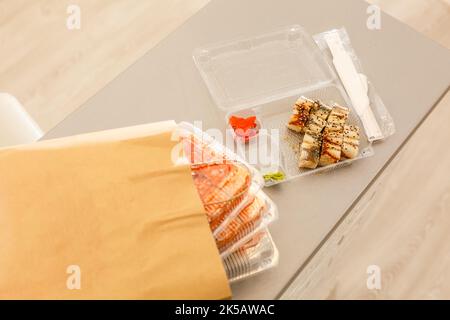 Makizushi-Mahlzeit zum Mitnehmen, California, Shrimp Tempura und Thunfischbrötchen, mit Sojasoße, Eingelegter Ingwer und Miso-Suppe. Stockfoto