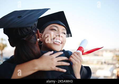 Abschluss, Ausbildung und Umarmung mit weiblichen studentischen Freunden umarmt auf dem Universitätscampus zur Feier des Erfolgs oder der Qualifikation. College, Absolvent Stockfoto