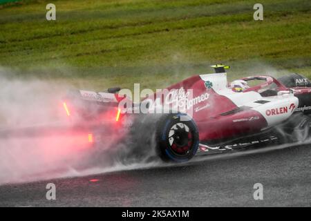 Suzuka, Japan. 7. Oktober 2022. Der chinesische Fahrer Zhou Guanyu von Alfa Romeo fährt während des zweiten Trainings des Formel 1 Japan Grand Prix, der am 7. Oktober 2022 auf dem Suzuka Circuit in Suzuka City, Japan, stattfand. Quelle: Zhang Xiaoyu/Xinhua/Alamy Live News Stockfoto