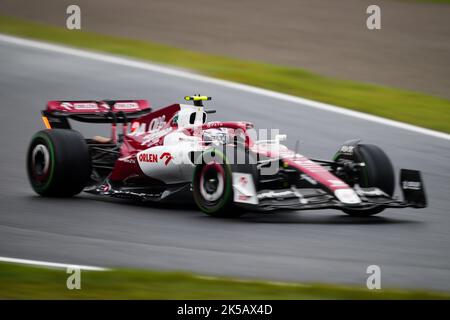 Suzuka, Japan. 7. Oktober 2022. Der chinesische Fahrer Zhou Guanyu von Alfa Romeo fährt während des zweiten Trainings des Formel 1 Japan Grand Prix, der am 7. Oktober 2022 auf dem Suzuka Circuit in Suzuka City, Japan, stattfand. Quelle: Zhang Xiaoyu/Xinhua/Alamy Live News Stockfoto