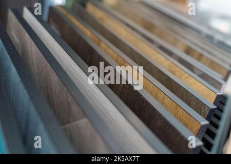 Muster für luxuriöse Vinylfliesen in einem hochwertigen Ausstellungsraum für Bodenbeläge Stockfoto