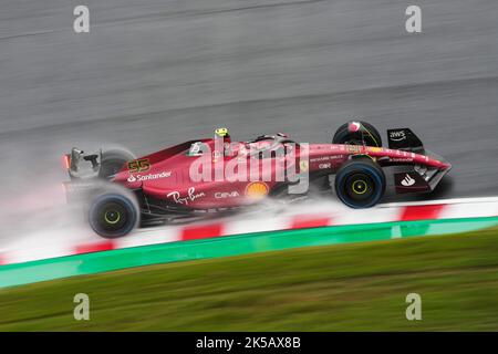 Suzuka, Japan. 7. Oktober 2022. Ferrari-Spanier Carlos Sainz fährt beim zweiten Training des Formel 1 Japan Grand Prix, der am 7. Oktober 2022 auf dem Suzuka Circuit in Suzuka City, Japan, stattfand. Quelle: Zhang Xiaoyu/Xinhua/Alamy Live News Stockfoto