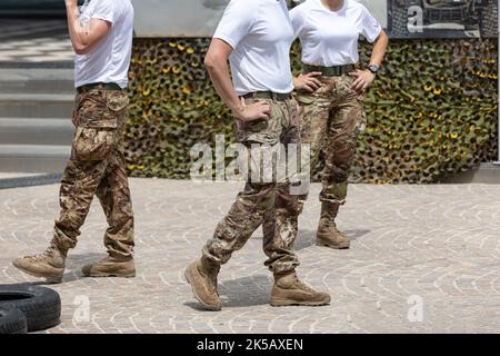 Soldaten mit ihren Tarnhosen machen sich bereit, das Training zu machen. Stockfoto