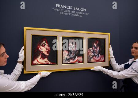 London, Großbritannien. 7. Oktober 2022. Techniker präsentieren „Three Studies for Portrait of Henrietta Moraes“ von Francis Bacon (geschätzt über £30m) bei einer Vorschau auf Sothebys Verkauf zeitgenössischer Kunst zeitgleich mit der Frieze Art Fair. In Sothebys New Bond Street Galerien werden Werke aufstrebender Künstler von Künstlern aus dem 20.. Und 21.. Jahrhundert präsentiert. Kredit: Stephen Chung / Alamy Live Nachrichten Stockfoto