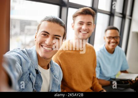Studenten Selfie, Männer Freunde und Social Media an der Universität, Schule und Campus. Vielfalt, glückliche Portraitperspektive und gen z junge Gruppe Stockfoto