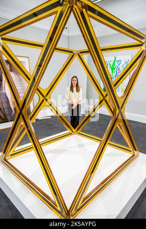 London, Großbritannien. 7. Oktober 2022. ISA Genzken, X, est £250.000-350.000 - Vorschau des Verkaufs zeitgenössischer Kunst in Sotheby's New Bond Street Galleries. Kredit: Guy Bell/Alamy Live Nachrichten Stockfoto