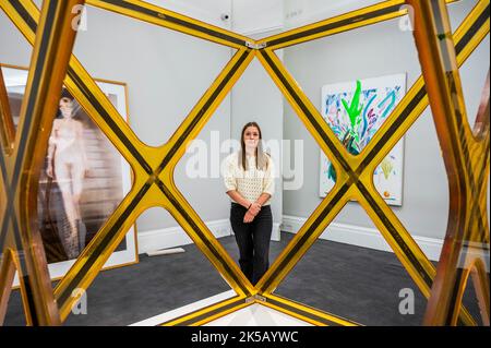 London, Großbritannien. 7. Oktober 2022. ISA Genzken, X, est £250.000-350.000 - Vorschau des Verkaufs zeitgenössischer Kunst in Sotheby's New Bond Street Galleries. Kredit: Guy Bell/Alamy Live Nachrichten Stockfoto