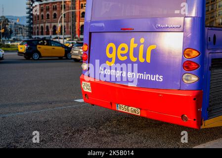 19. Januar 2022, Barcelona, Spanien: Das Getir-Logo der Fast Delivery App ist auf einem öffentlichen Bus zu sehen. (Bild: © Davide Bonaldo/SOPA Images via ZUMA Press Wire) Stockfoto