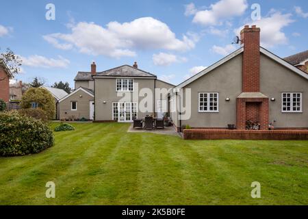 Erweitertes traditionelles freistehendes Ferienhaus von hinten im Garten Stockfoto