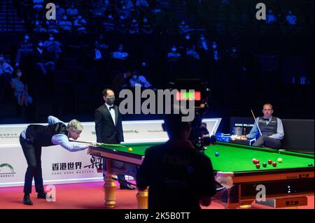 Hongkong, China. 07. Oktober 2022. Der australische Spieler Neil Robertson in Aktion beim dritten Viertelfinalspiel des Snooker-Turniers der Hong Kong Masters gegen den walisischen Spieler Mark Williams. Kredit: SOPA Images Limited/Alamy Live Nachrichten Stockfoto