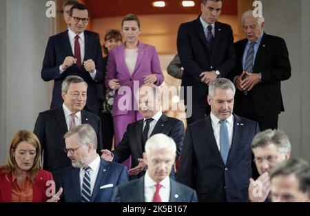 07. Oktober 2022, Tschechische Republik, Prag: Roberta Metsola (von links), Präsidentin des Europäischen Parlaments, Marteusz Morawiecki, Premierminister von Polen, Mario Draghi, Premierminister von Italien, Petr Fiala, Premierminister der Tschechischen Republik, Mette Frederiksen, Premierminister von Dänemark, Bundeskanzler Olaf Scholz (SPD), Krisjanis Karins, Der lettische Premierminister Pedro Sanchez Perez-Castejon, der spanische Premierminister, Karl Nehammer, Kanzler von Königreich, und Josep Borell, der hohe Vertreter der EU für Außen- und Sicherheitspolitik, versammeln sich auf dem informellen EU-Gipfel zu einem gemeinsamen Foto. Bis Stockfoto