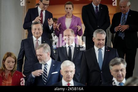 07. Oktober 2022, Tschechische Republik, Prag: Roberta Metsola (von links), Präsidentin des Europäischen Parlaments, Marteusz Morawiecki, Premierminister von Polen, Mario Draghi, Premierminister von Italien, Petr Fiala, Premierminister der Tschechischen Republik, Mette Frederiksen, Premierminister von Dänemark, Bundeskanzler Olaf Scholz (SPD), Krisjanis Karins, Der lettische Premierminister Pedro Sanchez Perez-Castejon, der spanische Premierminister, Karl Nehammer, der Kanzler von Österreich, Andrej Plenkovic, der kroatische Premierminister, und Josep Borell, der hohe Vertreter der EU für Außen- und Sicherheitspolitik, treffen sich zu einem Treffen Stockfoto