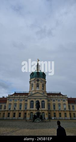 Eine vertikale Aufnahme der Kuppel des Schlosses Charlottenburg in Berlin Stockfoto