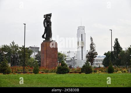 Bischkek, Kirgisistan - 11. September 2022: Kämpfer des Revolutionsdenkmals. Eröffnet im Jahr 1978. Zentralasien Stockfoto