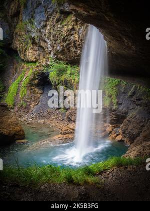 Schöner Berglistuber Wasserfall in Fatschbach, Glarus, Schweiz Stockfoto