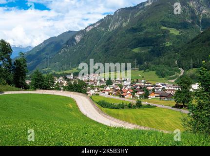 Das Dorf Linthal liegt im oberen Linth-Tal, Kanton Glarus, Schweiz Stockfoto