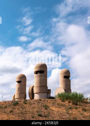 Narbonne, Frankreich - 12. September 2022: Die Katharer-Ritter ist eine monumentale Zementskulptur, die von Jacques Tissinier geschaffen und 1980 entlang der Straße installiert wurde Stockfoto