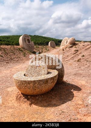 Narbonne, Frankreich - 12. September 2022: Die Schilde der Katharer-Ritter ist eine monumentale Zementskulptur, die von Jacques Tissinier geschaffen und auf dem Markt installiert wurde Stockfoto