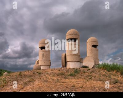 Narbonne, Frankreich - 12. September 2022: Die Katharer-Ritter ist eine monumentale Zementskulptur, die von Jacques Tissinier geschaffen und 1980 entlang der Straße installiert wurde Stockfoto