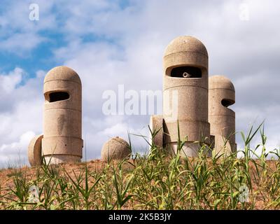 Narbonne, Frankreich - 12. September 2022: Die Katharer-Ritter ist eine monumentale Zementskulptur, die von Jacques Tissinier geschaffen und 1980 entlang der Straße installiert wurde Stockfoto