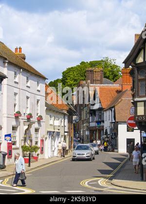 Arundel Vereinigtes Königreich - Juni 16 2009; schmale Straße führt durch die Kleinstadt England.between denkmalgeschützte Gebäude und Tudor-Architektur. Stockfoto