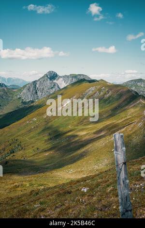 Eine wunderschöne Landschaft von felsigen Bergen in einem Wald in Salzburg, Österreich im Sonnenlicht Stockfoto