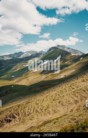 Eine wunderschöne Landschaft von felsigen Bergen in einem Wald in Salzburg, Österreich, im Sonnenlicht Stockfoto