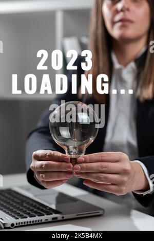 Konzeptionelle Bildunterschrift 2023 Loading.... Wort für ein Jahr, das aus einer Reihe von Ereignissen besteht, die noch andauernd sind Stockfoto