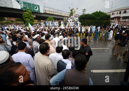 Peshawar, Pakistan, 07/10/2022, Lehrer von Khyber Pakhtunkhwa protestieren vor der Peschawar-Versammlung. Der Lehrerverband gab bekannt, dass ab heute 15.000 Grundschulen geschlossen wurden. Bis zum 5. Oktober wurden Gespräche geführt, um die Graduierung und andere Forderungen zu genehmigen. Laut Lehrerverband gab es keine Antwort von der Regierung. Bei der Versammlung wurde ein Aufruf zum Protest erhoben. Der Präsident der Lehrervereinigung Azizullah sagt, dass er ein Sit-in halten wird, bis die Forderungen akzeptiert werden. (Foto von Hussain Ali/Pacific Press) Stockfoto