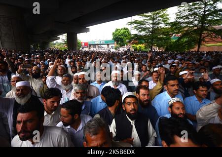 Peshawar, Pakistan, 07/10/2022, Lehrer von Khyber Pakhtunkhwa protestieren vor der Peschawar-Versammlung. Der Lehrerverband gab bekannt, dass ab heute 15.000 Grundschulen geschlossen wurden. Bis zum 5. Oktober wurden Gespräche geführt, um die Graduierung und andere Forderungen zu genehmigen. Laut Lehrerverband gab es keine Antwort von der Regierung. Bei der Versammlung wurde ein Aufruf zum Protest erhoben. Der Präsident der Lehrervereinigung Azizullah sagt, dass er ein Sit-in halten wird, bis die Forderungen akzeptiert werden. (Foto von Hussain Ali/Pacific Press) Stockfoto