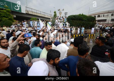 Peshawar, Pakistan, 07/10/2022, Lehrer von Khyber Pakhtunkhwa protestieren vor der Peschawar-Versammlung. Der Lehrerverband gab bekannt, dass ab heute 15.000 Grundschulen geschlossen wurden. Bis zum 5. Oktober wurden Gespräche geführt, um die Graduierung und andere Forderungen zu genehmigen. Laut Lehrerverband gab es keine Antwort von der Regierung. Bei der Versammlung wurde ein Aufruf zum Protest erhoben. Der Präsident der Lehrervereinigung Azizullah sagt, dass er ein Sit-in halten wird, bis die Forderungen akzeptiert werden. (Foto von Hussain Ali/Pacific Press) Stockfoto