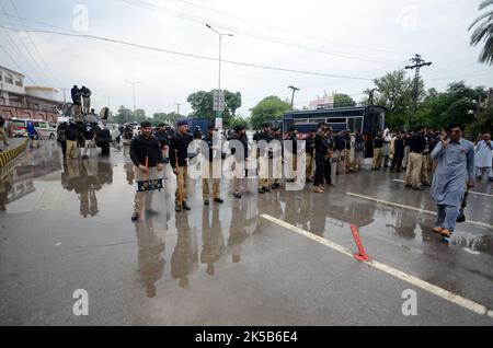 Peshawar, Pakistan, 07/10/2022, Lehrer von Khyber Pakhtunkhwa protestieren vor der Peschawar-Versammlung. Der Lehrerverband gab bekannt, dass ab heute 15.000 Grundschulen geschlossen wurden. Bis zum 5. Oktober wurden Gespräche geführt, um die Graduierung und andere Forderungen zu genehmigen. Laut Lehrerverband gab es keine Antwort von der Regierung. Bei der Versammlung wurde ein Aufruf zum Protest erhoben. Der Präsident der Lehrervereinigung Azizullah sagt, dass er ein Sit-in halten wird, bis die Forderungen akzeptiert werden. (Foto von Hussain Ali/Pacific Press) Stockfoto