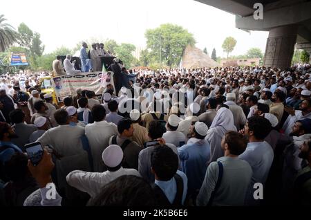 Peshawar, Pakistan, 07/10/2022, Lehrer von Khyber Pakhtunkhwa protestieren vor der Peschawar-Versammlung. Der Lehrerverband gab bekannt, dass ab heute 15.000 Grundschulen geschlossen wurden. Bis zum 5. Oktober wurden Gespräche geführt, um die Graduierung und andere Forderungen zu genehmigen. Laut Lehrerverband gab es keine Antwort von der Regierung. Bei der Versammlung wurde ein Aufruf zum Protest erhoben. Der Präsident der Lehrervereinigung Azizullah sagt, dass er ein Sit-in halten wird, bis die Forderungen akzeptiert werden. (Foto von Hussain Ali/Pacific Press) Stockfoto