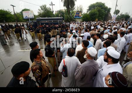 Peshawar, Pakistan, 07/10/2022, Lehrer von Khyber Pakhtunkhwa protestieren vor der Peschawar-Versammlung. Der Lehrerverband gab bekannt, dass ab heute 15.000 Grundschulen geschlossen wurden. Bis zum 5. Oktober wurden Gespräche geführt, um die Graduierung und andere Forderungen zu genehmigen. Laut Lehrerverband gab es keine Antwort von der Regierung. Bei der Versammlung wurde ein Aufruf zum Protest erhoben. Der Präsident der Lehrervereinigung Azizullah sagt, dass er ein Sit-in halten wird, bis die Forderungen akzeptiert werden. (Foto von Hussain Ali/Pacific Press) Stockfoto