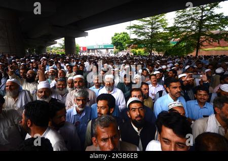 Peshawar, Pakistan, 07/10/2022, Lehrer von Khyber Pakhtunkhwa protestieren vor der Peschawar-Versammlung. Der Lehrerverband gab bekannt, dass ab heute 15.000 Grundschulen geschlossen wurden. Bis zum 5. Oktober wurden Gespräche geführt, um die Graduierung und andere Forderungen zu genehmigen. Laut Lehrerverband gab es keine Antwort von der Regierung. Bei der Versammlung wurde ein Aufruf zum Protest erhoben. Der Präsident der Lehrervereinigung Azizullah sagt, dass er ein Sit-in halten wird, bis die Forderungen akzeptiert werden. (Foto von Hussain Ali/Pacific Press) Stockfoto