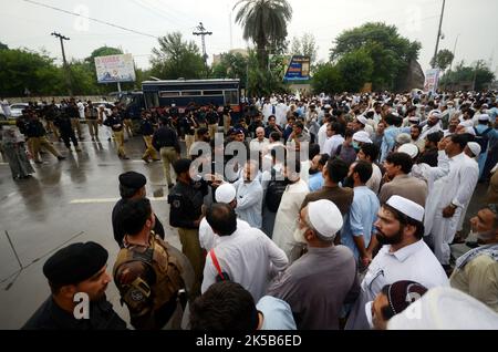 Peshawar, Pakistan, 07/10/2022, Lehrer von Khyber Pakhtunkhwa protestieren vor der Peschawar-Versammlung. Der Lehrerverband gab bekannt, dass ab heute 15.000 Grundschulen geschlossen wurden. Bis zum 5. Oktober wurden Gespräche geführt, um die Graduierung und andere Forderungen zu genehmigen. Laut Lehrerverband gab es keine Antwort von der Regierung. Bei der Versammlung wurde ein Aufruf zum Protest erhoben. Der Präsident der Lehrervereinigung Azizullah sagt, dass er ein Sit-in halten wird, bis die Forderungen akzeptiert werden. (Foto von Hussain Ali/Pacific Press) Stockfoto