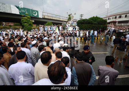 Peshawar, Pakistan, 07/10/2022, Lehrer von Khyber Pakhtunkhwa protestieren vor der Peschawar-Versammlung. Der Lehrerverband gab bekannt, dass ab heute 15.000 Grundschulen geschlossen wurden. Bis zum 5. Oktober wurden Gespräche geführt, um die Graduierung und andere Forderungen zu genehmigen. Laut Lehrerverband gab es keine Antwort von der Regierung. Bei der Versammlung wurde ein Aufruf zum Protest erhoben. Der Präsident der Lehrervereinigung Azizullah sagt, dass er ein Sit-in halten wird, bis die Forderungen akzeptiert werden. (Foto von Hussain Ali/Pacific Press) Stockfoto