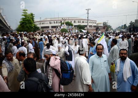 Peshawar, Pakistan, 07/10/2022, Lehrer von Khyber Pakhtunkhwa protestieren vor der Peschawar-Versammlung. Der Lehrerverband gab bekannt, dass ab heute 15.000 Grundschulen geschlossen wurden. Bis zum 5. Oktober wurden Gespräche geführt, um die Graduierung und andere Forderungen zu genehmigen. Laut Lehrerverband gab es keine Antwort von der Regierung. Bei der Versammlung wurde ein Aufruf zum Protest erhoben. Der Präsident der Lehrervereinigung Azizullah sagt, dass er ein Sit-in halten wird, bis die Forderungen akzeptiert werden. (Foto von Hussain Ali/Pacific Press) Stockfoto