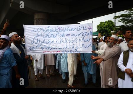 Peshawar, Pakistan, 07/10/2022, Lehrer von Khyber Pakhtunkhwa protestieren vor der Peschawar-Versammlung. Der Lehrerverband gab bekannt, dass ab heute 15.000 Grundschulen geschlossen wurden. Bis zum 5. Oktober wurden Gespräche geführt, um die Graduierung und andere Forderungen zu genehmigen. Laut Lehrerverband gab es keine Antwort von der Regierung. Bei der Versammlung wurde ein Aufruf zum Protest erhoben. Der Präsident der Lehrervereinigung Azizullah sagt, dass er ein Sit-in halten wird, bis die Forderungen akzeptiert werden. (Foto von Hussain Ali/Pacific Press) Stockfoto