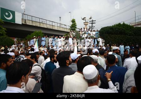 Peshawar, Pakistan, 07/10/2022, Lehrer von Khyber Pakhtunkhwa protestieren vor der Peschawar-Versammlung. Der Lehrerverband gab bekannt, dass ab heute 15.000 Grundschulen geschlossen wurden. Bis zum 5. Oktober wurden Gespräche geführt, um die Graduierung und andere Forderungen zu genehmigen. Laut Lehrerverband gab es keine Antwort von der Regierung. Bei der Versammlung wurde ein Aufruf zum Protest erhoben. Der Präsident der Lehrervereinigung Azizullah sagt, dass er ein Sit-in halten wird, bis die Forderungen akzeptiert werden. (Foto von Hussain Ali/Pacific Press) Stockfoto